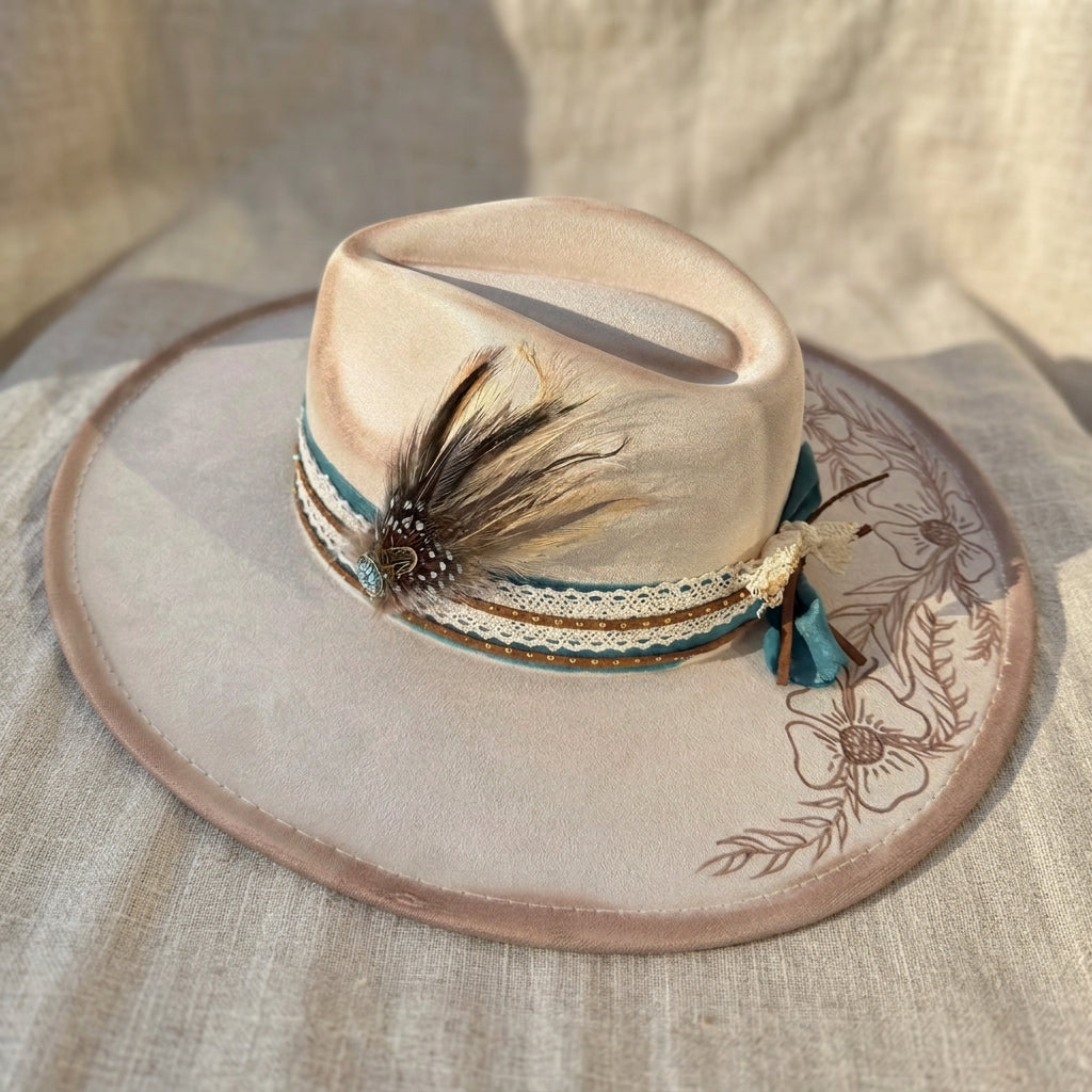 LOLA PEARL DISTRESSED FEATHER HAT