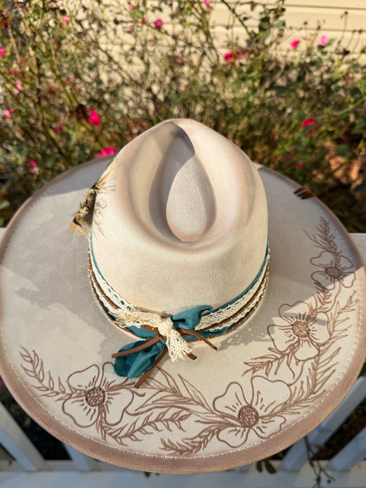 LOLA PEARL DISTRESSED FEATHER HAT