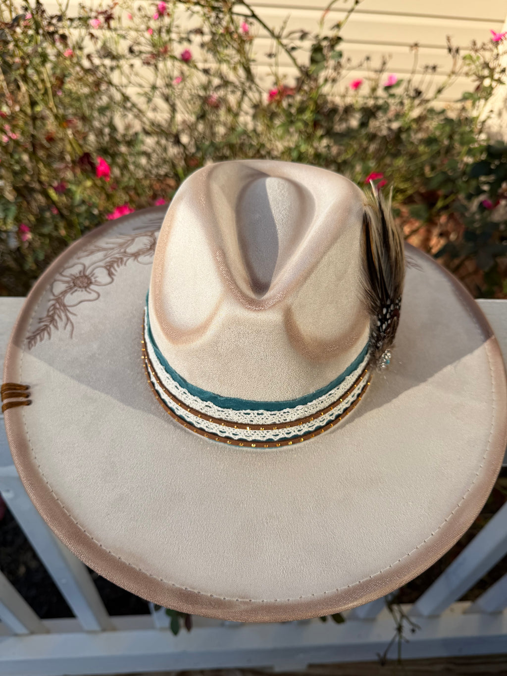 LOLA PEARL DISTRESSED FEATHER HAT